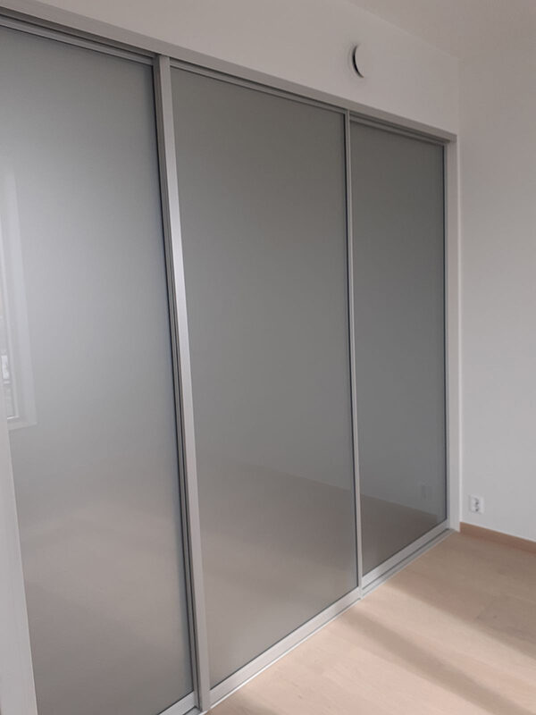 skyvedører med grått glass og sølvfargede profiler