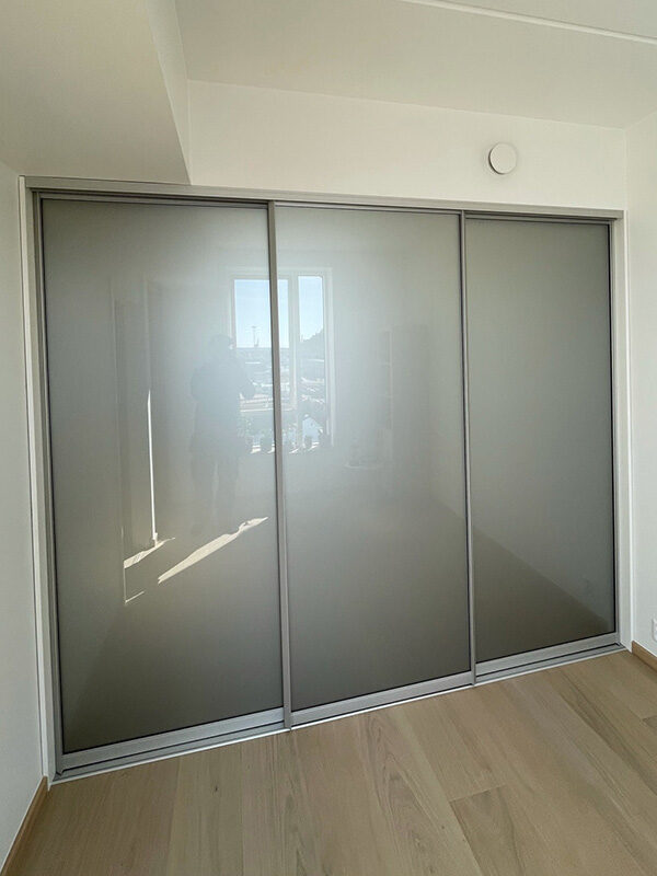 skyvedører med grått glass og sølvfargede profiler