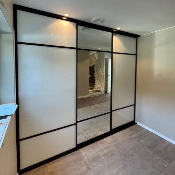 Stadig flere velger å utnytte plassen i gangen maksimalt ved å montere en skyvedørsgarderobe. Vi tar en titt på trendene for garderoben i gangen og får med oss noen gode tips på veien. Les mer på garderobemekka.no