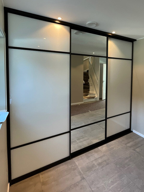 skyvedører med hvitt glass og sotet speil til gang