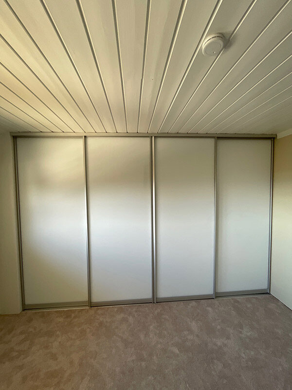 skyvedører med hvitt glass og sølvfargede profiler