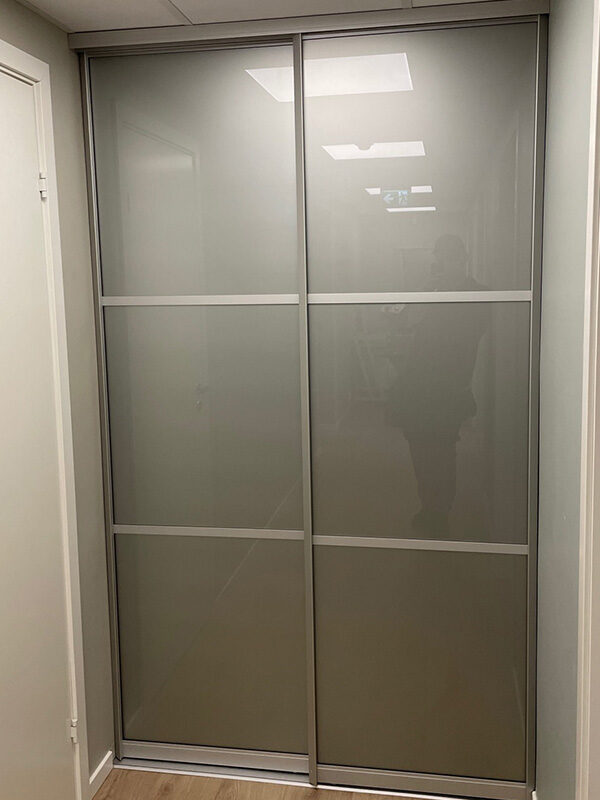 skyvedører med grått glass og sølvfargede profiler og sprosser
