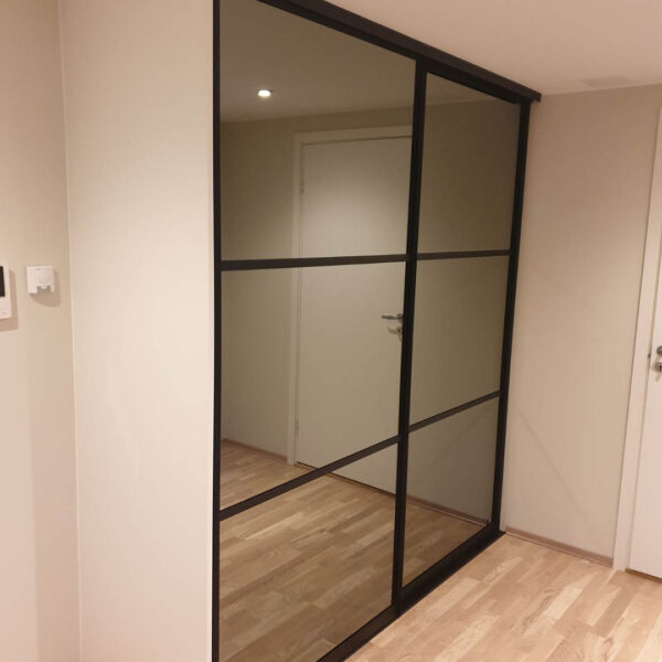 Stadig flere velger å utnytte plassen i gangen maksimalt ved å montere en skyvedørsgarderobe. Vi tar en titt på trendene for garderoben i gangen og får med oss noen gode tips på veien. Les mer på garderobemekka.no