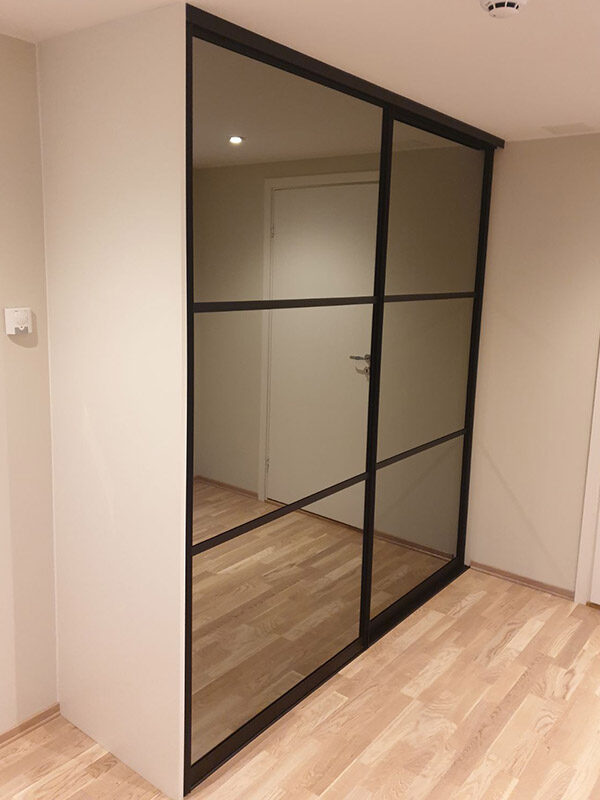 skyvedører med sotet speil og svarte profiler og sprosser