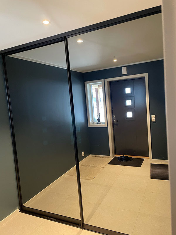 skyvedører med klart glass og svarte profiler