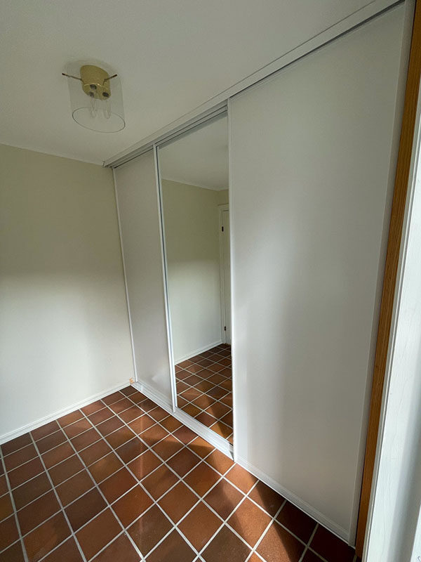 skyvedører med hvitt og klart glass, og hvite profiler