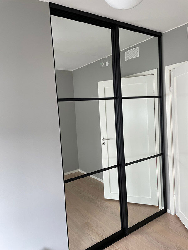 skyvedører med klart glass og svarte profiler og sprosser