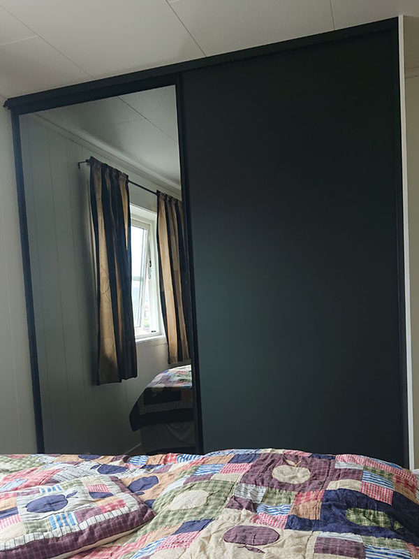 skyvedører med svart, matt og klart glass med svarte profiler