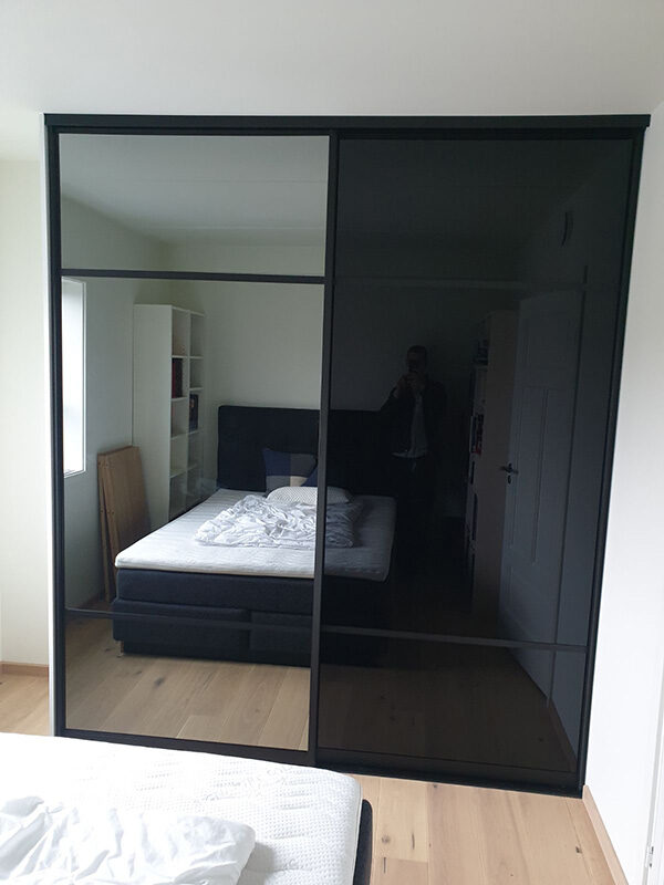 skyvedører med svart glass og sotet speil, og svarte profiler og sprosser