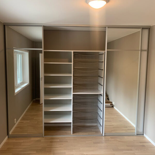 skyvedører med speil og glass og garderobeinnredning skreddersydd på mål