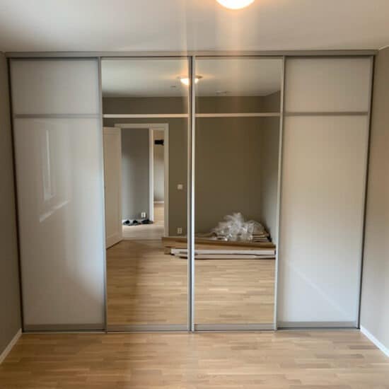 skyvedører med speil og hvitt glass skreddersydd på mål