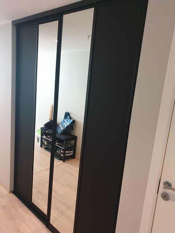 skyvedører med svart, matt og klart glass med svarte profiler