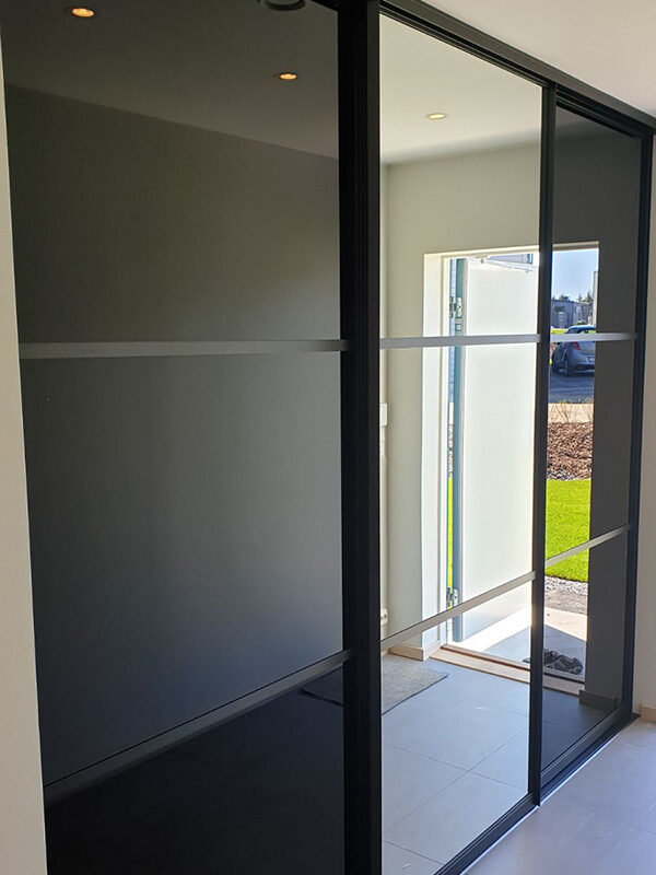 skyvedører med sotet speil og svarte profiler og sprosser