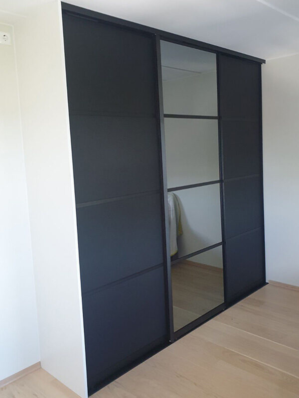 skyvedører med svart, matt og klart glass med svarte profiler og sprosser