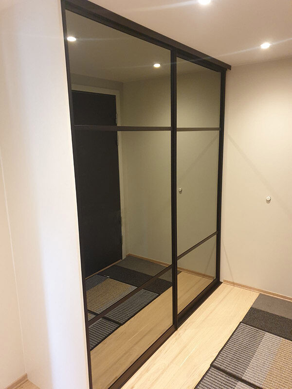 skyvedører med bronsespeil med svarte profiler og sprosser