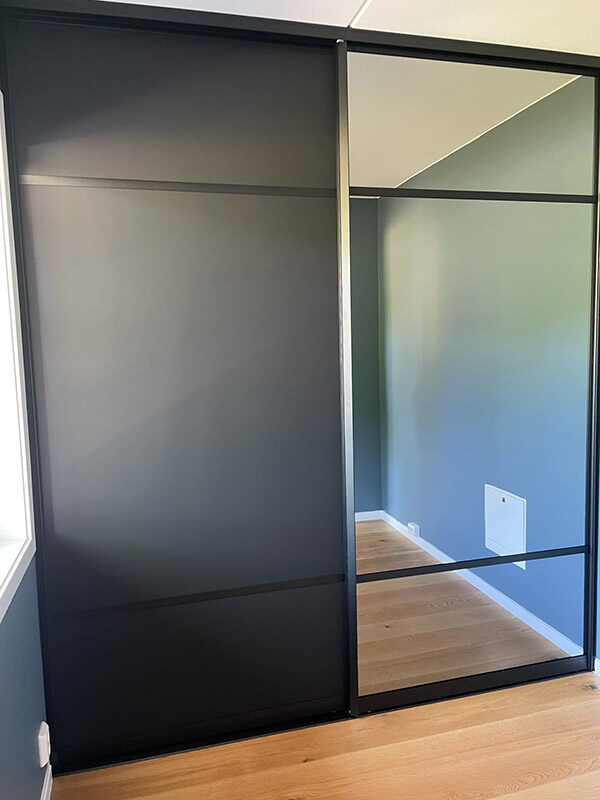 skyvedører med svart, matt og klart glass med svarte profiler og sprosser