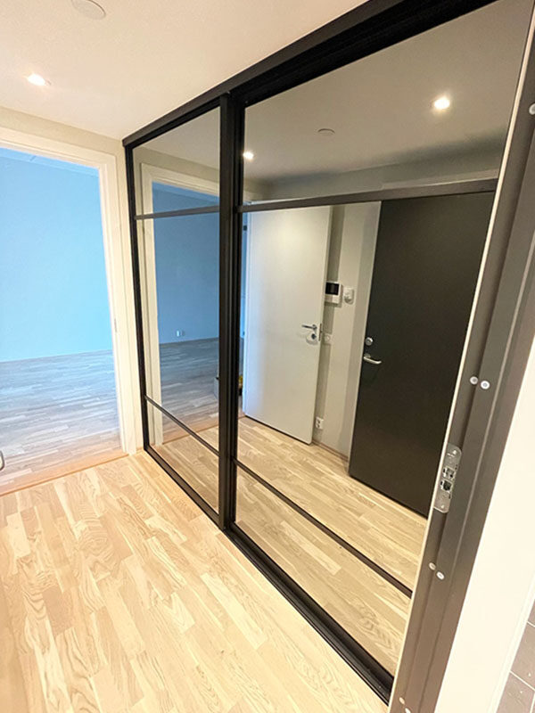 skyvedører med klart glass og svarte profiler og sprosser