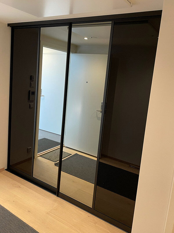 skyvedører med svart, matt og klart glass med svarte profiler