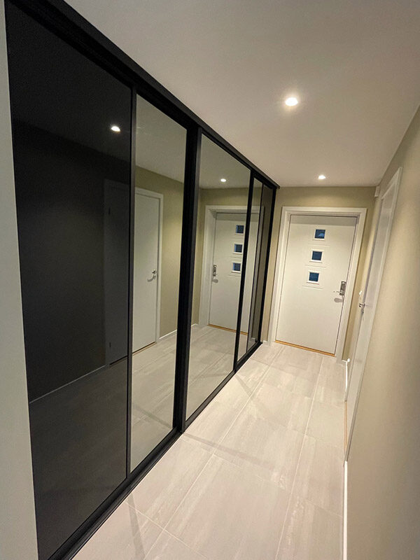 skyvedører med svart, matt og klart glass med svarte profiler