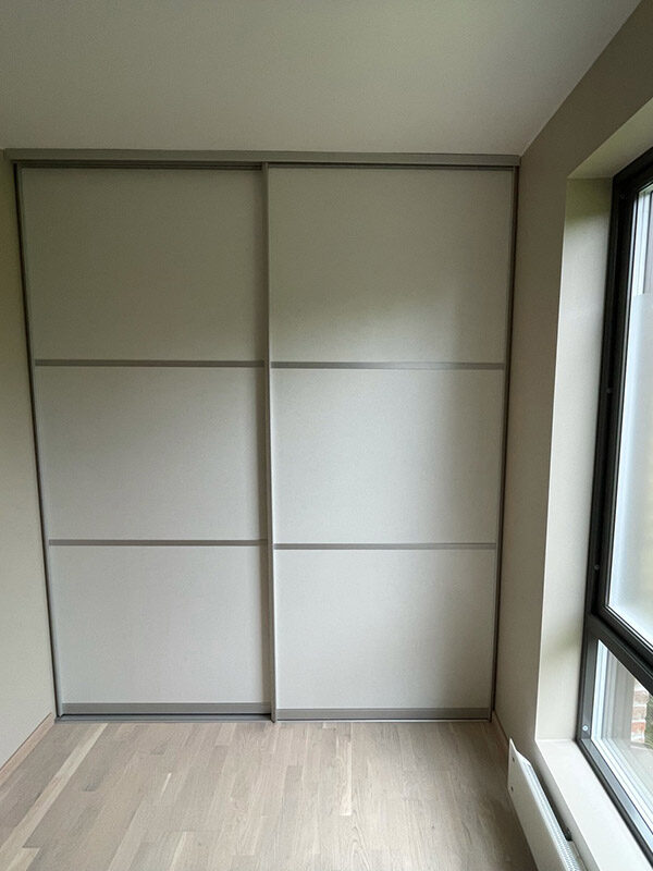 Skyvedører med hvit plate og søvfargede profiler og sprosser