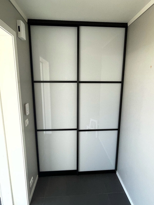 skyvedører med hvitt glass og svarte profiler og sprosser