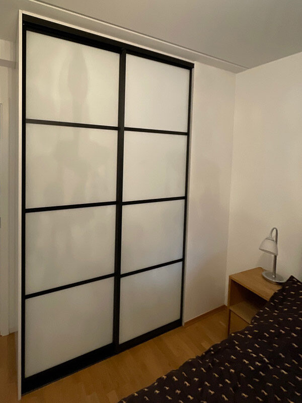 skyvedører med hvitt glass og svarte profiler og sprosser