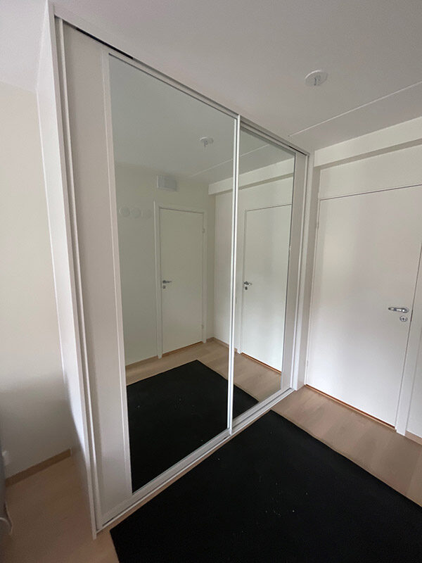 skyvedører med hvitt og klart glass, og hvite profiler