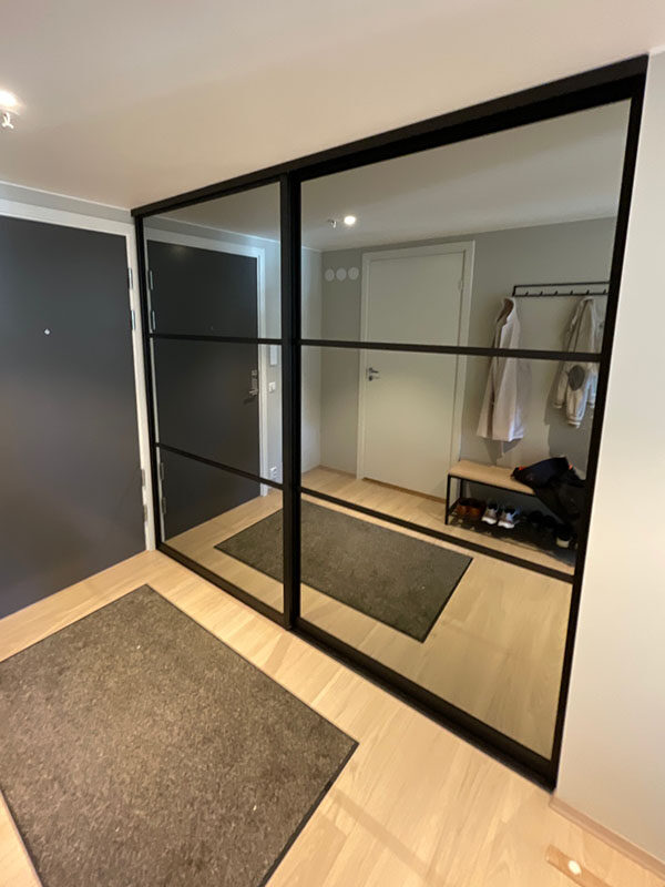 skyvedører med klart glass og svarte profiler og sprosser