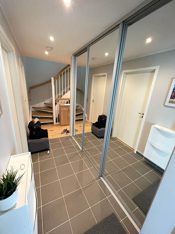 skyvedører med klart glass og søvfargede profiler