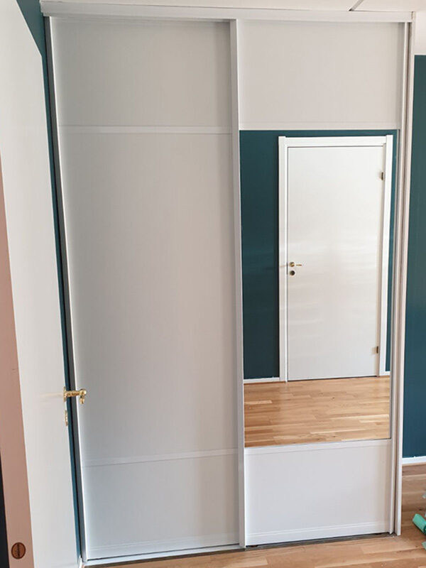 skyvedører med hvitt og klart glass, og hvite profiler