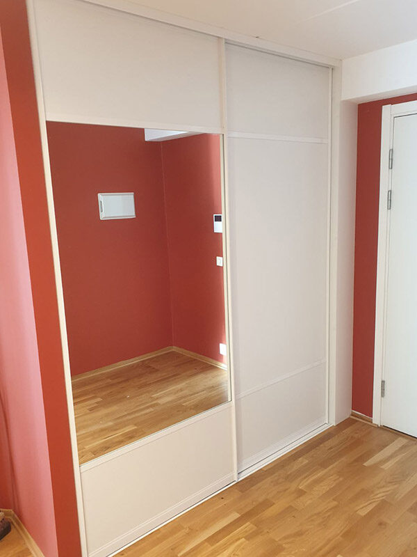 skyvedører med hvitt og klart glass, og hvite profiler