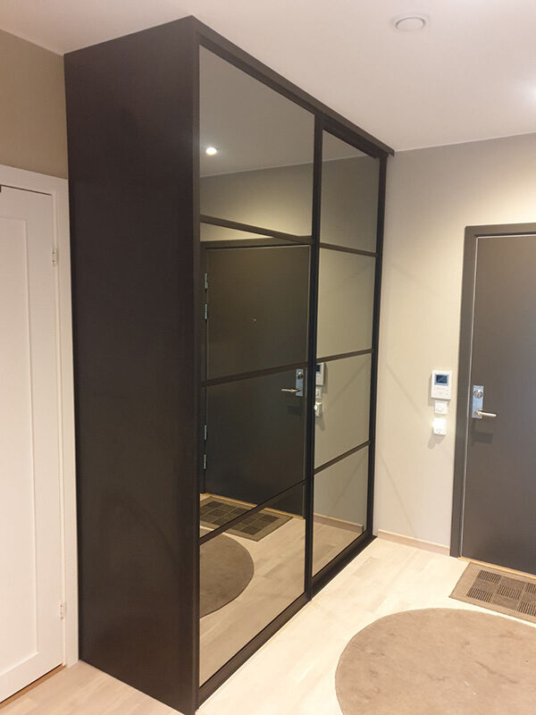 skyvedører med klart glass og svarte profiler og sprosser