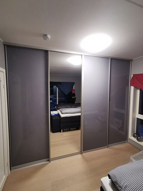 skyvedører med farget glass og speil