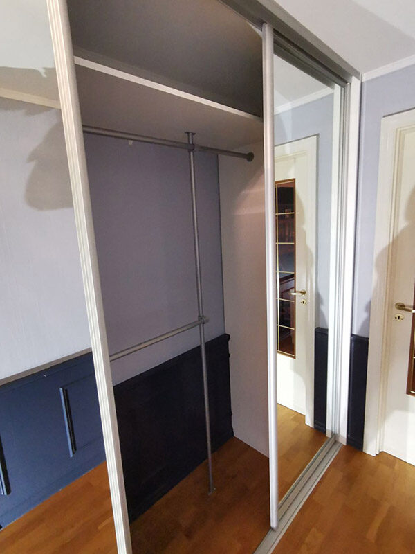 skyvedørsgarderobe med skyvedører med speil og garderobestenger
