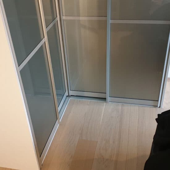 hjørnegarderobe med skyvedører