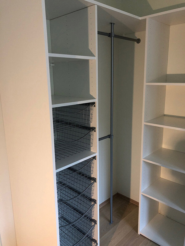 hjørnegarderobe med garderobeinnredning skreddersydd på mål