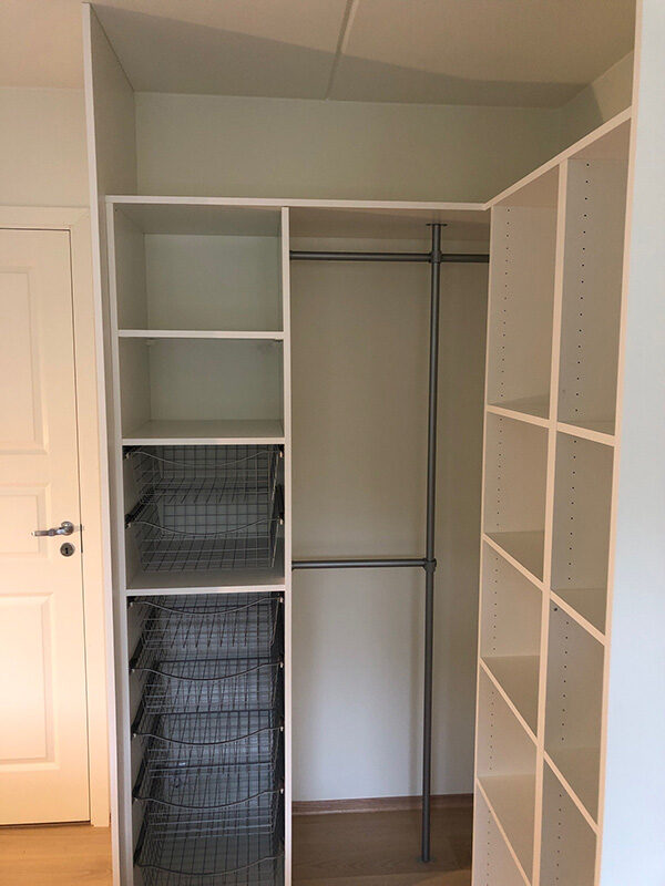 hjørnegarderobe med garderobeinnredning skreddersydd på mål