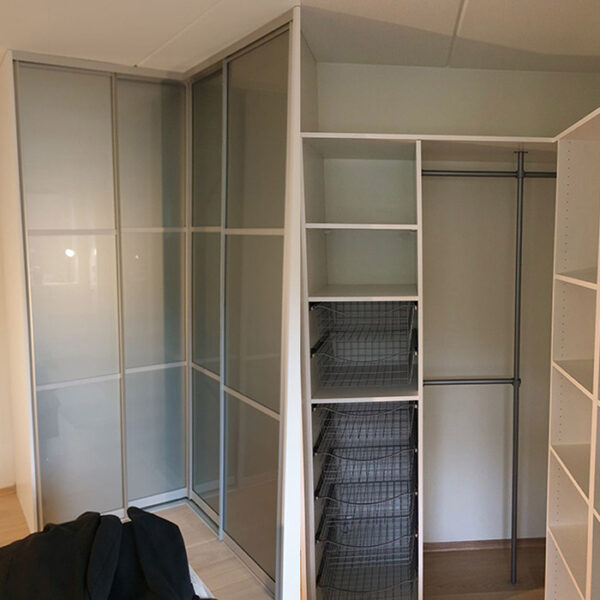 Garderobemekka er spesialist på skreddersydde skyvedørsgarderober. Alle våre skyvedørsgarderober produseres på mål for optimal utnyttelse av plassen. Det betyr at uansett hvilken form, størrelse eller høyde rommet ditt har, så kan vi tilpasse garderoben, selv til de vanskeligste romdimensjoner. Les mer på garderobemekka.no