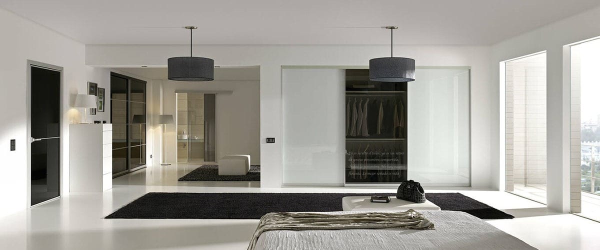 Vi tar en kikk på de fem viktigste stilene innenfor skyvedørsgarderober akkurat nå. I Vår blogg på garderobemekka.no kan du lese deg opp og finne din favoritt!