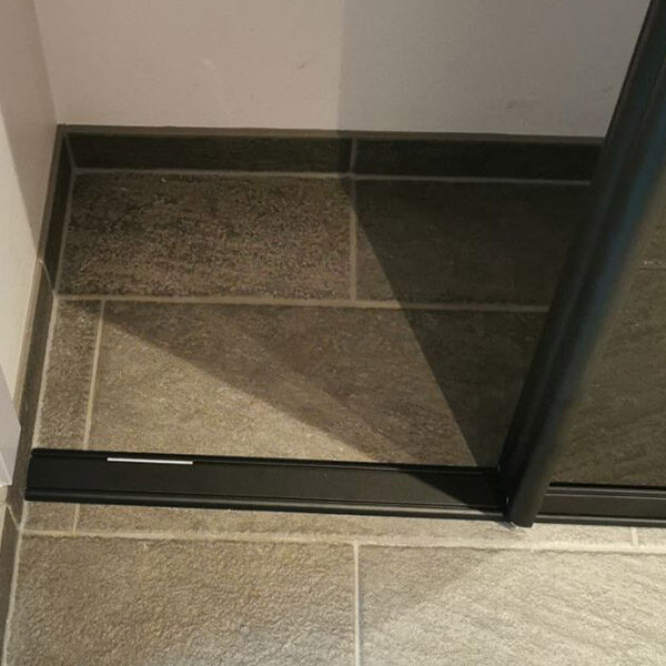 bunnskinne på skyvedørsgarderobe levert av garderobemekka