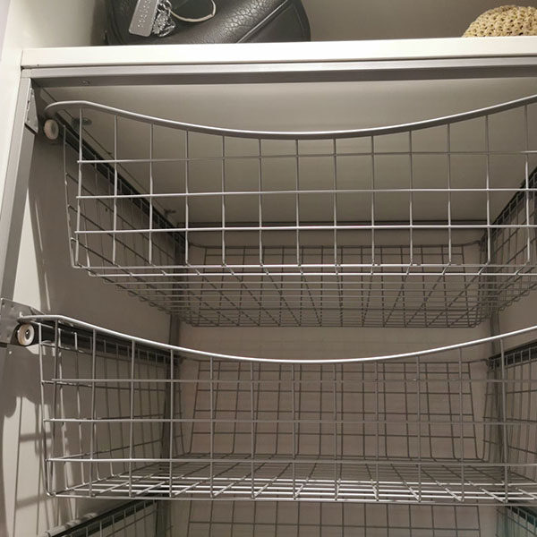 stativ med trådkurver til skyvedørsgarderobe