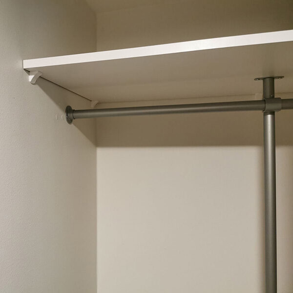 topphylle og garderobestang i skyvedørsgarderobe