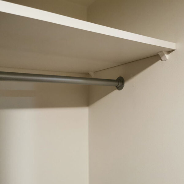 topphylle og garderobestang i skyvedørsgarderobe