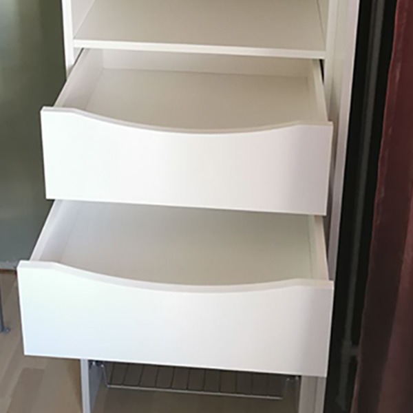 Garderobemekka er spesialist på høykvalitets skyvedørsgarderober skreddersydd etter kundenes ønsker, behov, plass og budsjett. Kvaliteten ligger i detaljene. Skyvedører som lukker seg mykt og stille, som aldri sporer av og som holder seg like fine år etter år. Skuffer og trådkurver med 100% uttrekk. Les mer på garderobemekka.no