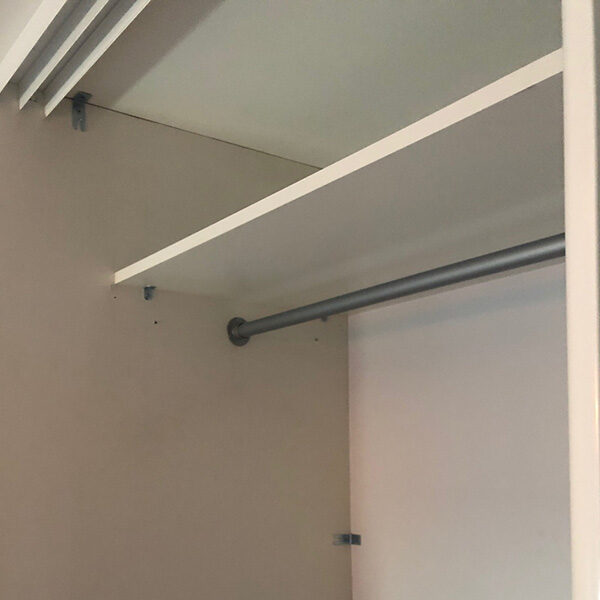 hylle og garderobestang til skyvedørsgarderobe