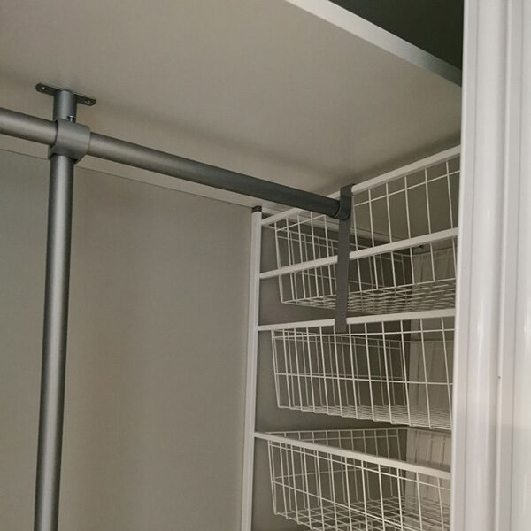 garderobestang festet i stativ med trådhyller