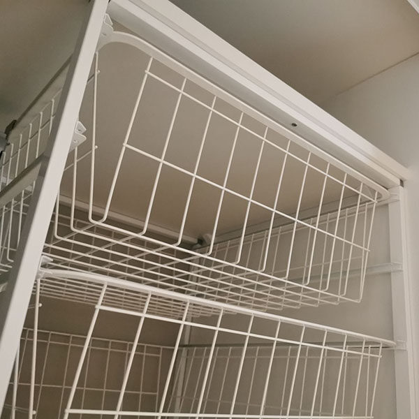 stativ med trådkurver til skyvedørsgarderobe