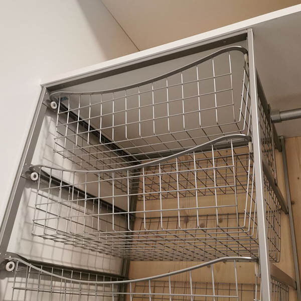 stativ med trådkurver i skreddersydd skyvedørsgarderobe