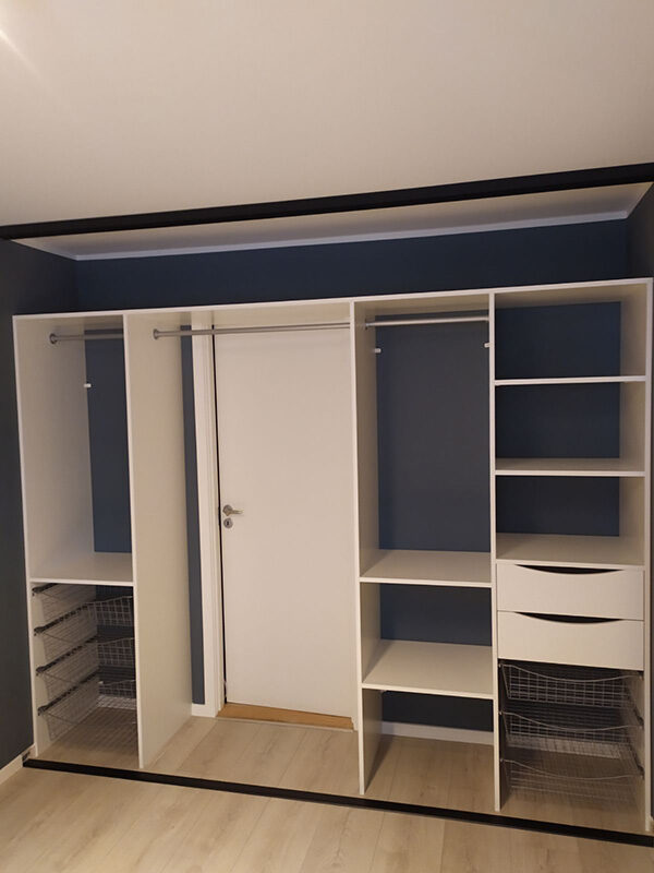 skreddersydd garderobeinnredning tilpasset på mål med dør på innsiden av garderoben