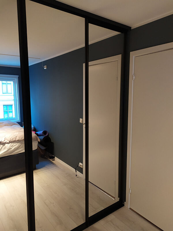 skyvedører med sotet speil og svarte profiler